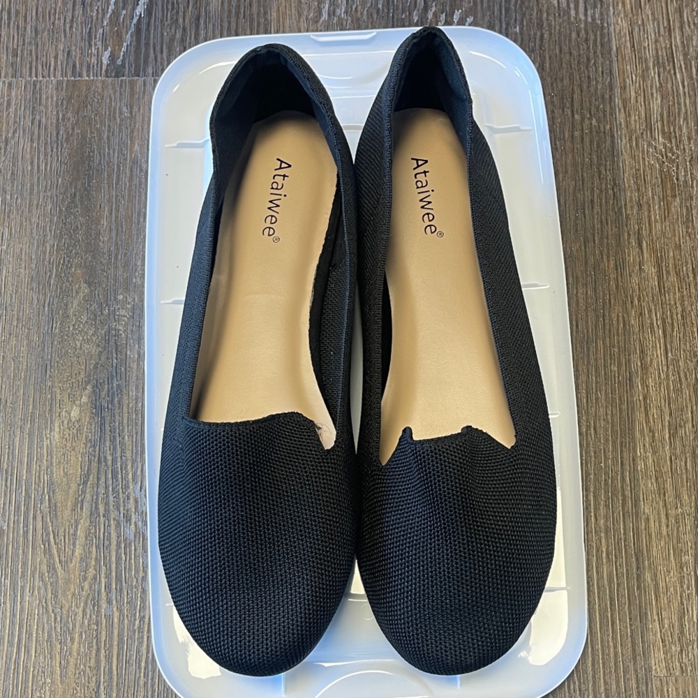 Ataivwe Women's Classic Black Loafers